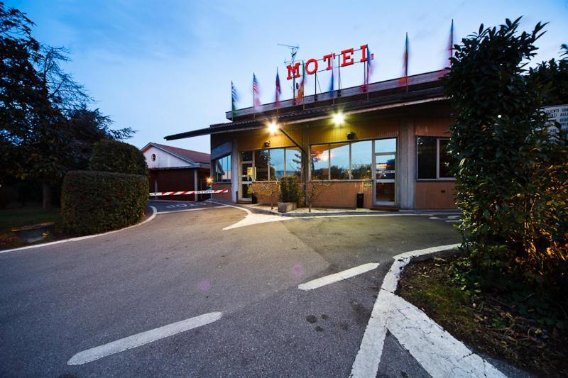 Motel Autosole コルネリアーノ・ラウデンセ エクステリア 写真